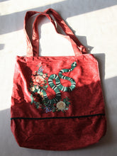 Charger l'image dans la galerie, Sac shopping en velours rose fait main - serpent et fleur - 40x40cm