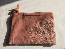 Charger l'image dans la galerie, Trousse de Rangement artisanal en Velours rose - 26x18cm
