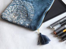 Charger l'image dans la galerie, Trousse de Rangement artisanal en Velours bleu -imprimé mandala 26x18cm- Trousse Maquillage-Pochette Maîtresse-Ttrousse Bijoux-Pochette ipad