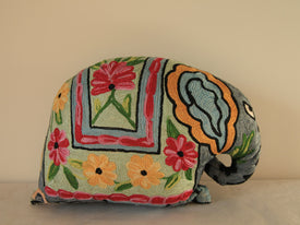 Coussin artisanal brodé Elephant en Soie multicolore 34 x 28 x 15 cm