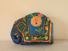 Charger l'image dans la galerie, Coussin artisanal brodé Elephant en Soie multicolore bleu vert jaune 34 x 28 x 15 cm
