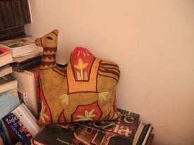 Coussin artisanal brodé Chameau en Soie multicolore 34 x 28 x 15 cm
