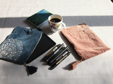 Charger l'image dans la galerie, Trousse de Rangement artisanal en Velours rose - 26x18cm