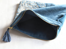 Charger l'image dans la galerie, Trousse de Rangement artisanal en Velours bleu -imprimé mandala 26x18cm- Trousse Maquillage-Pochette Maîtresse-Ttrousse Bijoux-Pochette ipad