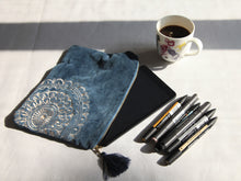 Charger l'image dans la galerie, Trousse de Rangement artisanal en Velours bleu -imprimé mandala 26x18cm- Trousse Maquillage-Pochette Maîtresse-Ttrousse Bijoux-Pochette ipad