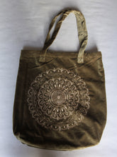 Charger l'image dans la galerie, Sac shopping artisanal en velours vert poussiéreux avec imprimé mandala