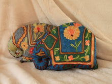 Charger l'image dans la galerie, Coussin artisanal brodé Elephant en Soie multicolore bleu vert jaune 34 x 28 x 15 cm